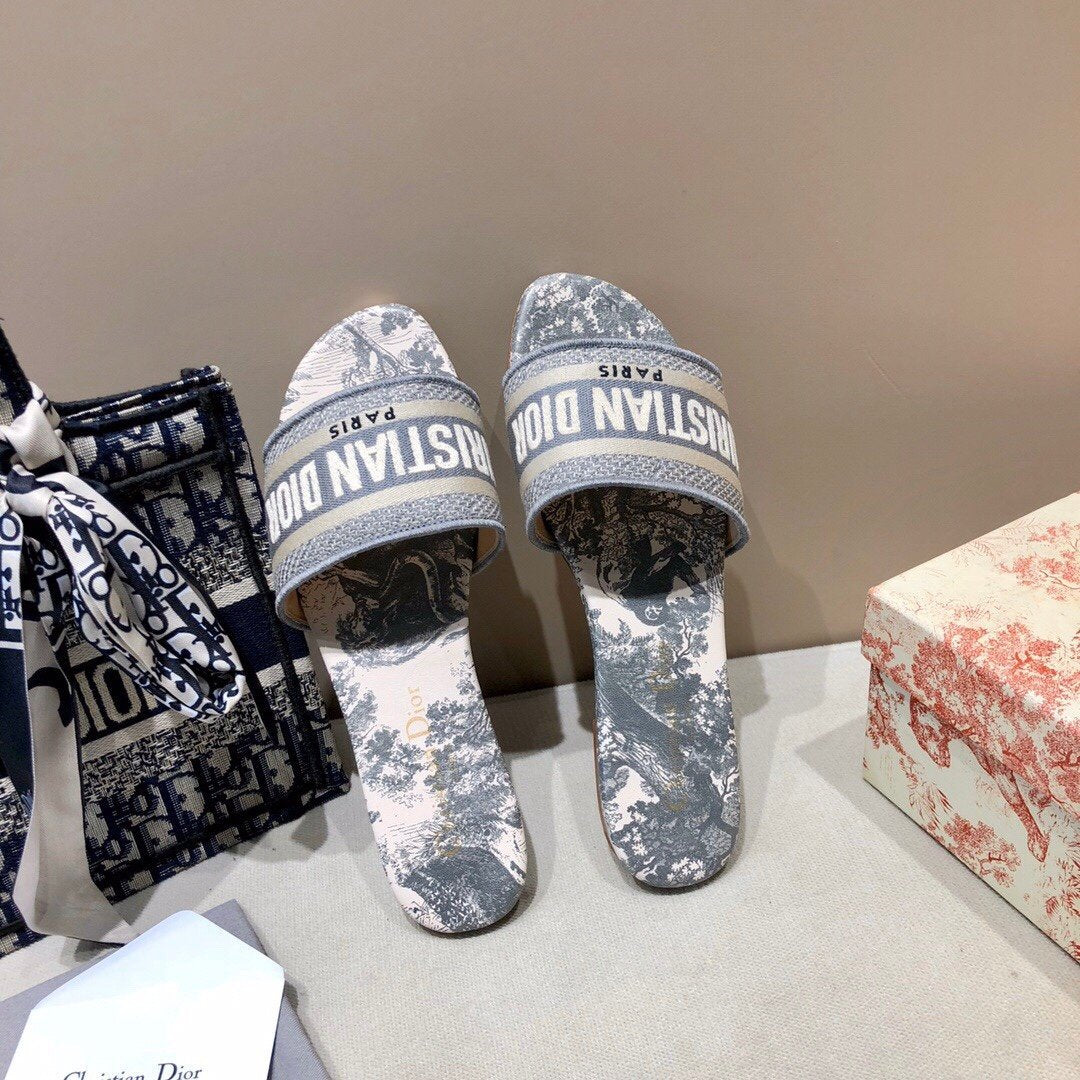 Jacquard Embroidered Slippers