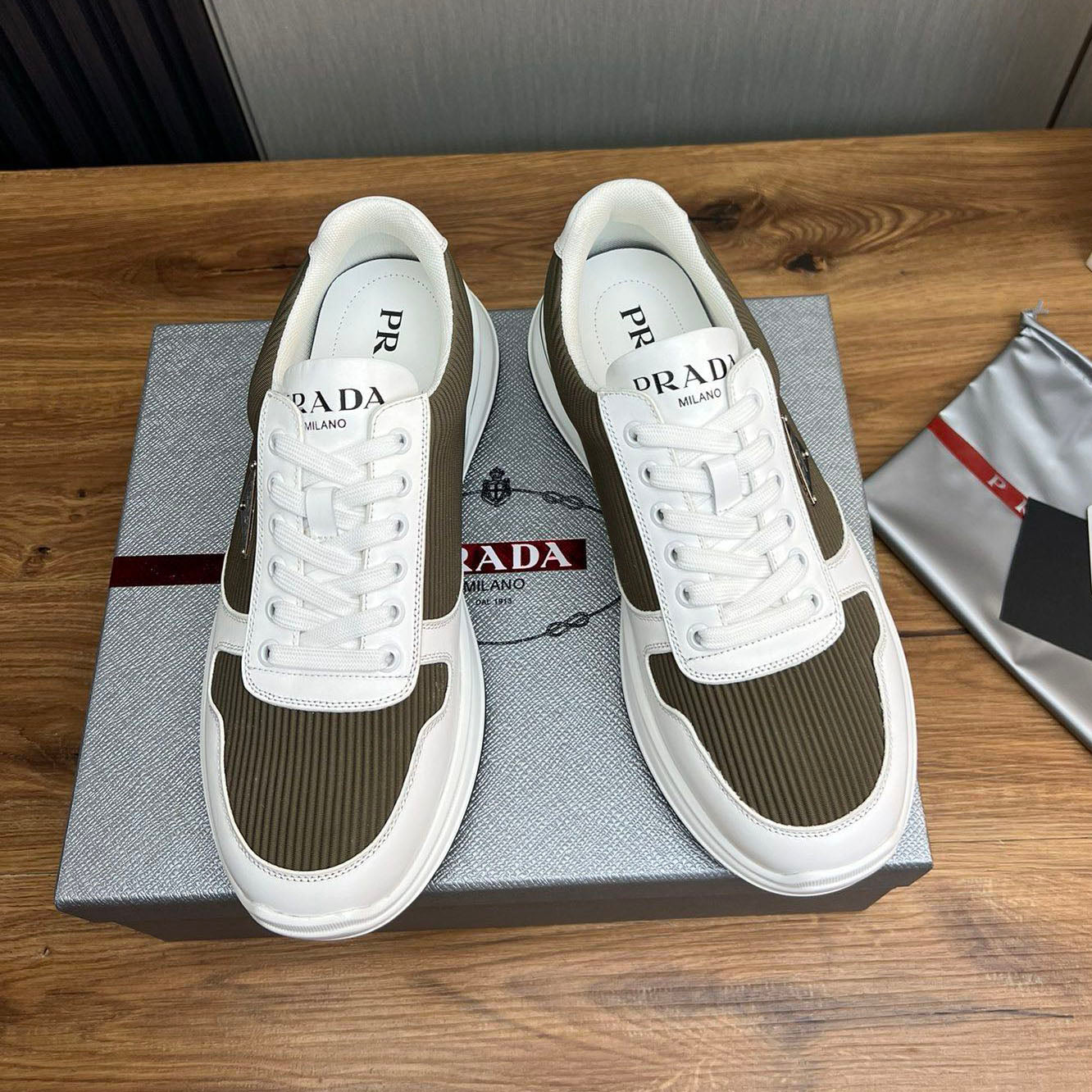 PR triangle logo sneakers 1824081206