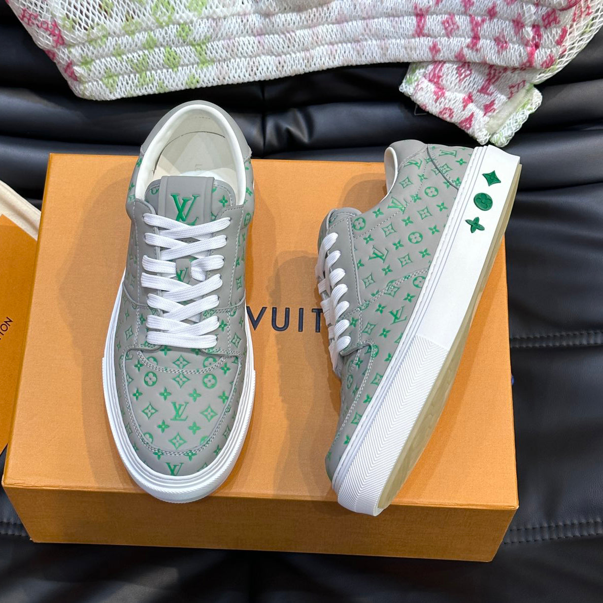 L Embossed Casual Sneakers 1824070205