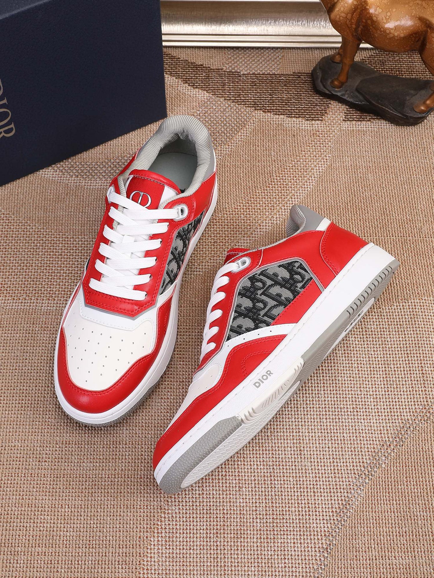 CD B27 Low Top Oblique Sneaker 1825052703