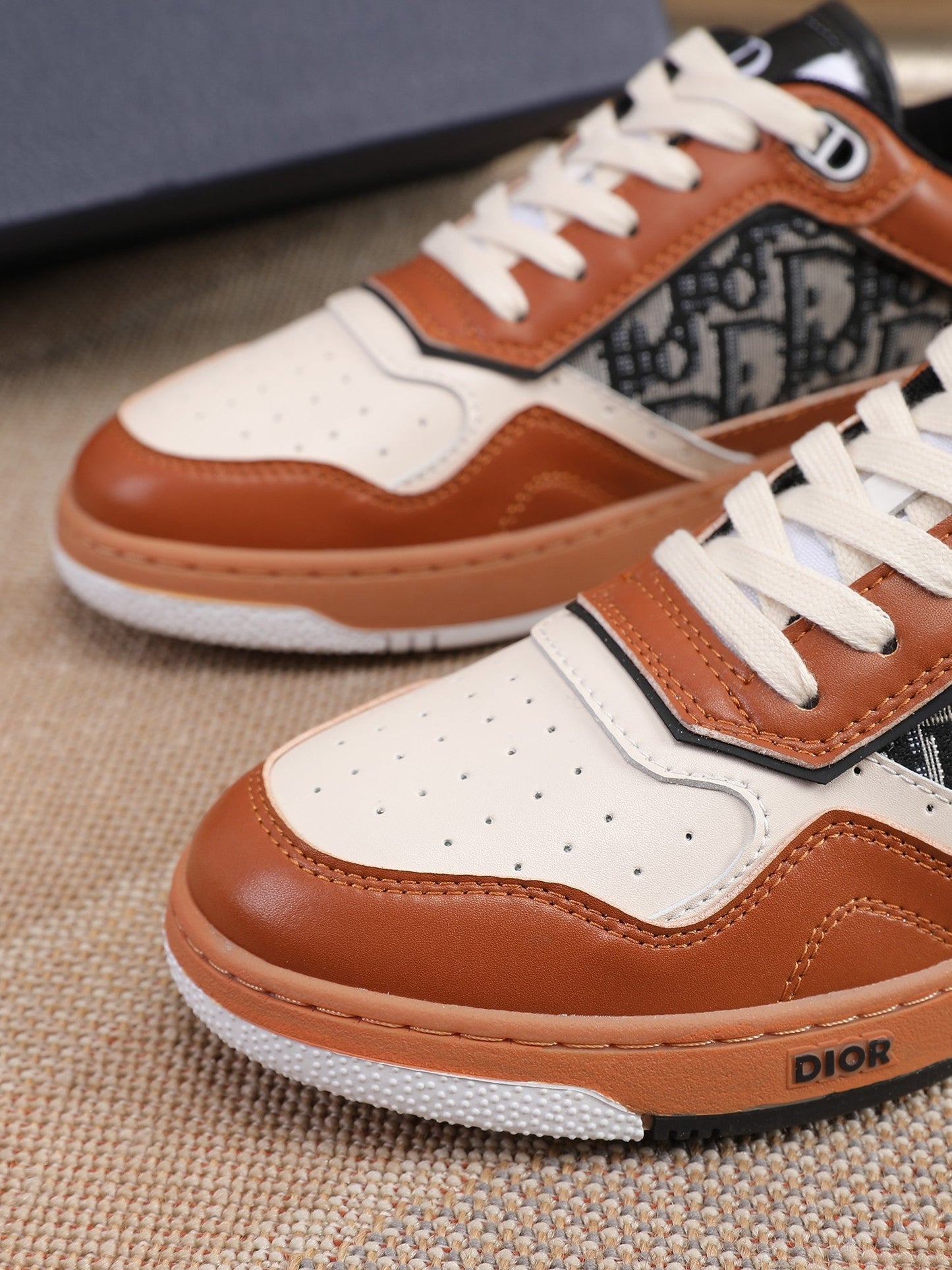 CD B27 Low Top Oblique Sneaker 1825052703