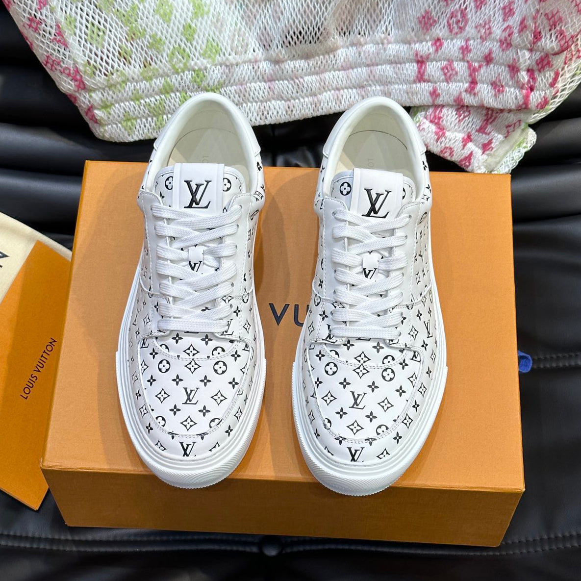 L Embossed Casual Sneakers 1824070205