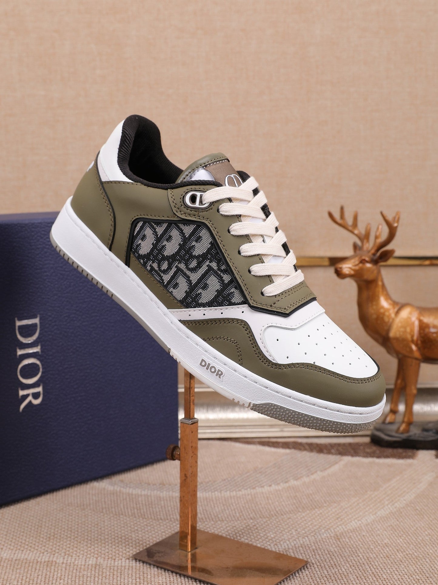 CD B27 Low Top Oblique Sneaker 1825052703