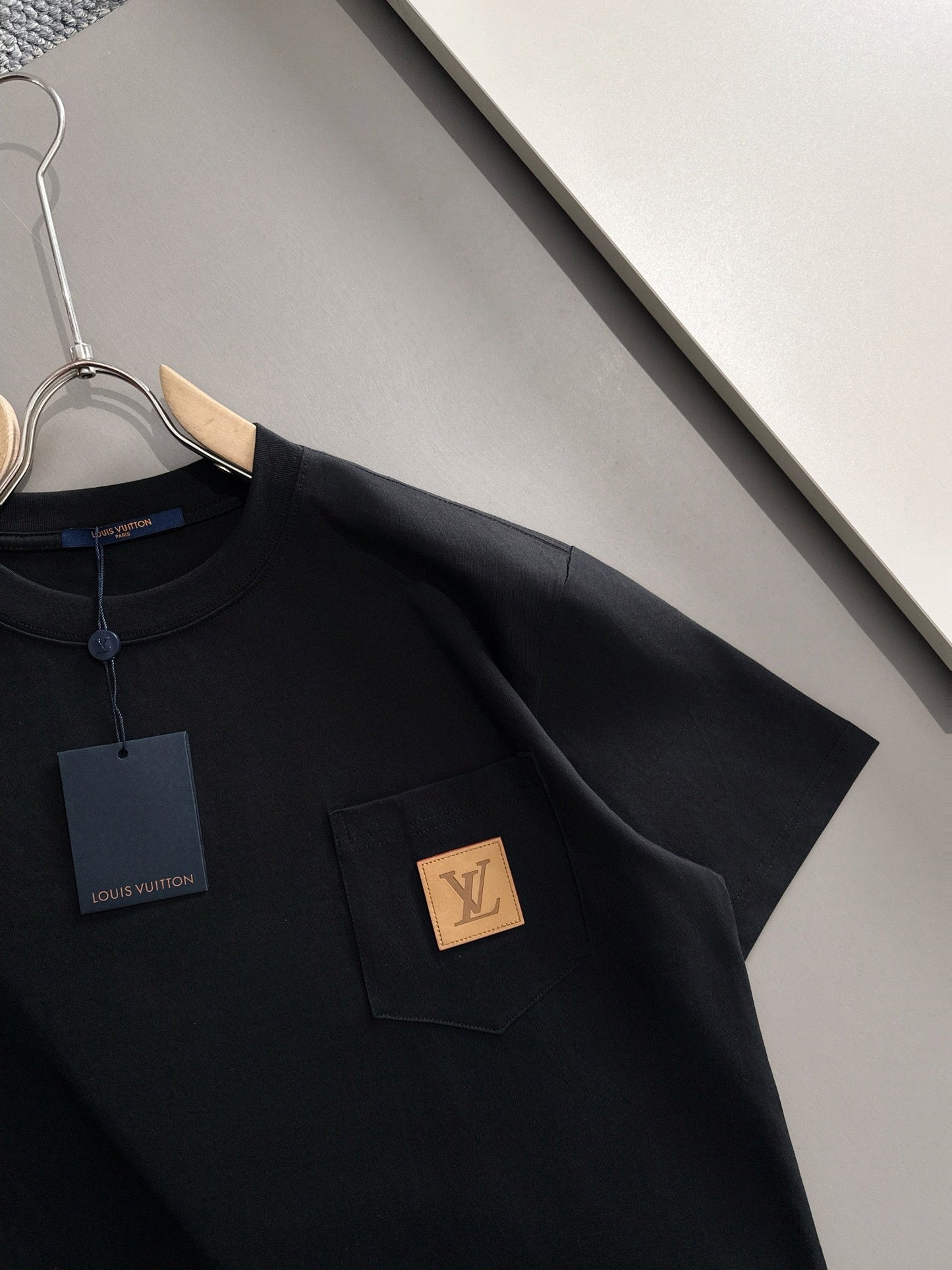 LV T-shirt with lettering on the hem 1825042503