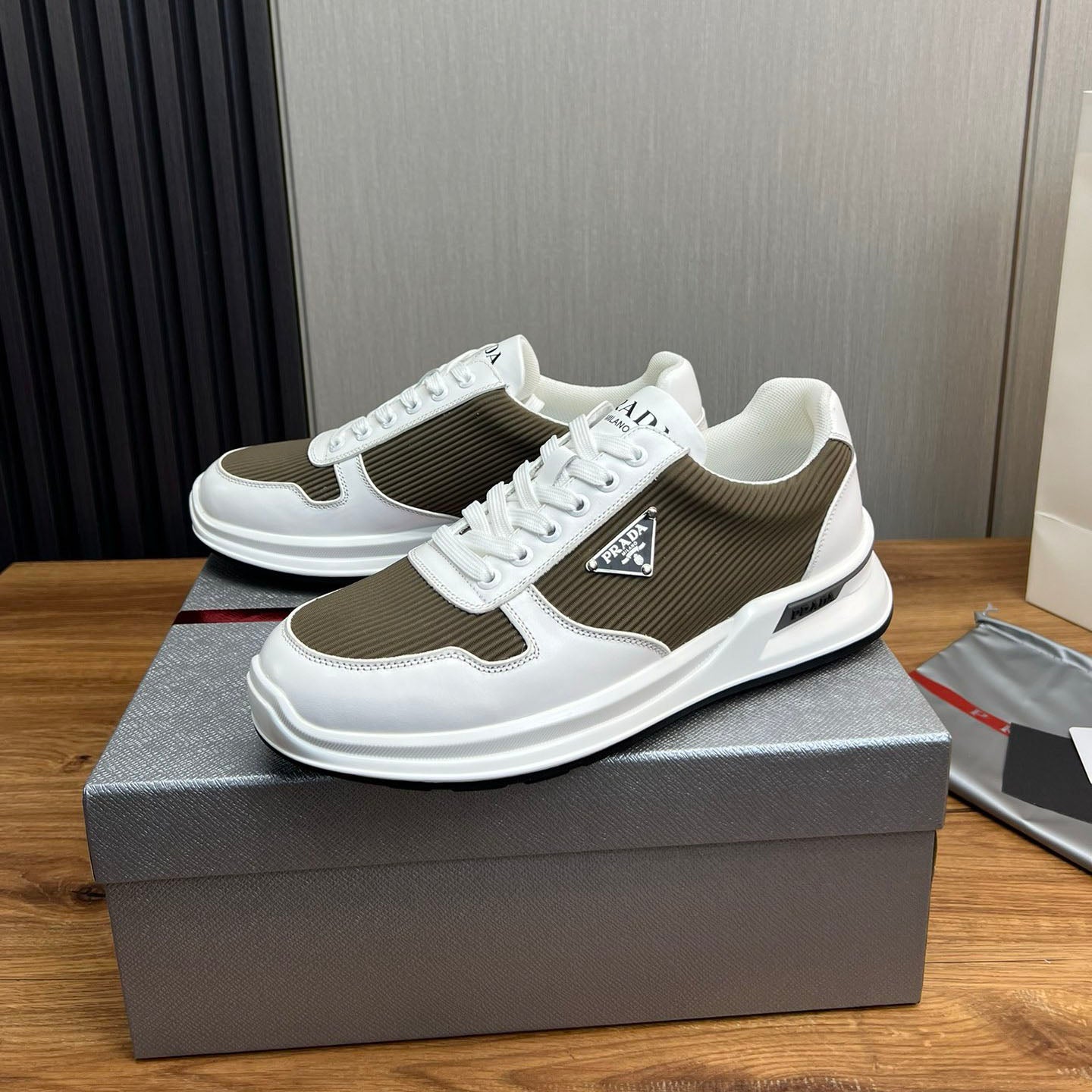 PR triangle logo sneakers 1824081206