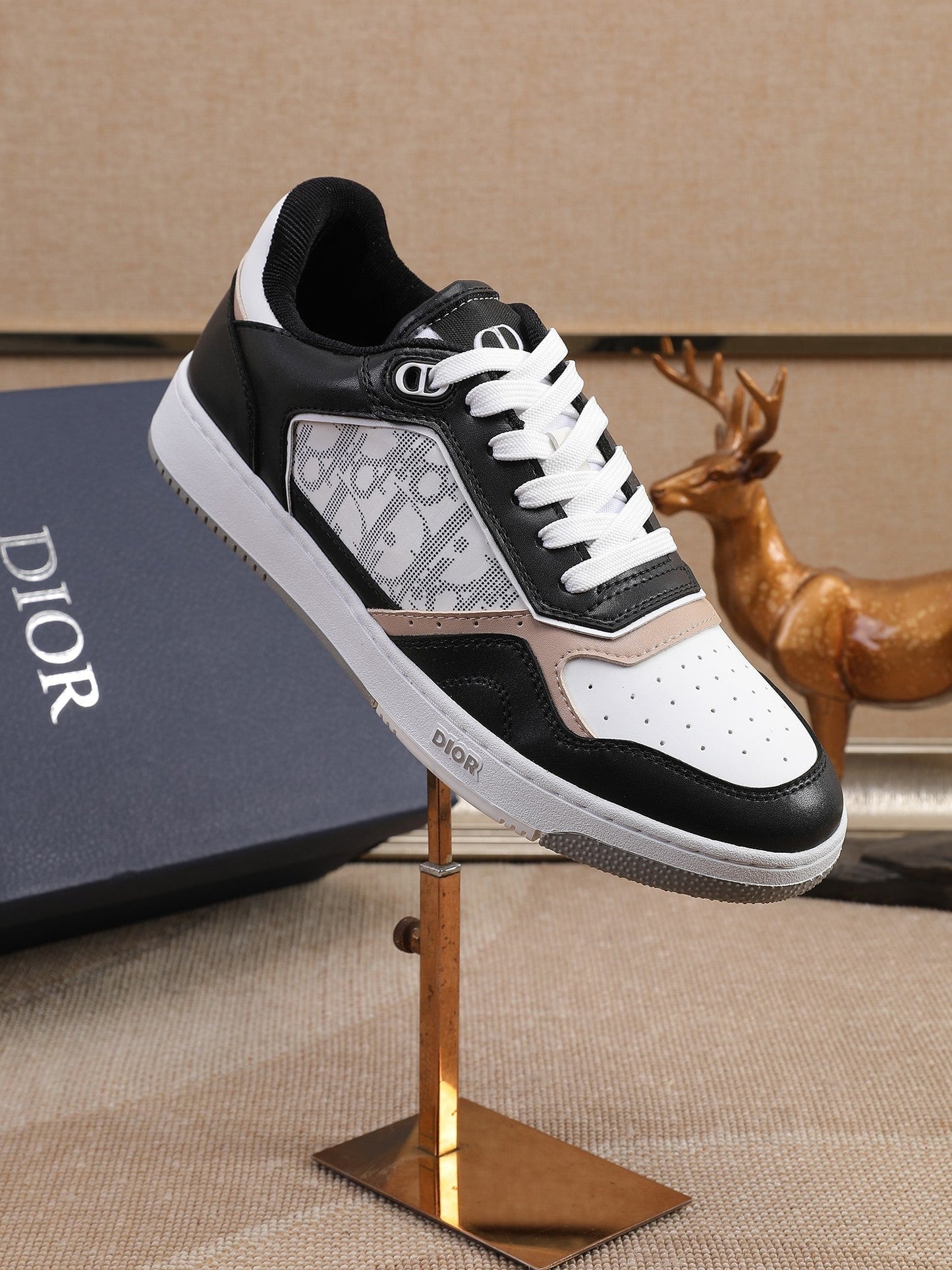 CD B27 Low Top Oblique Sneaker 1825052704