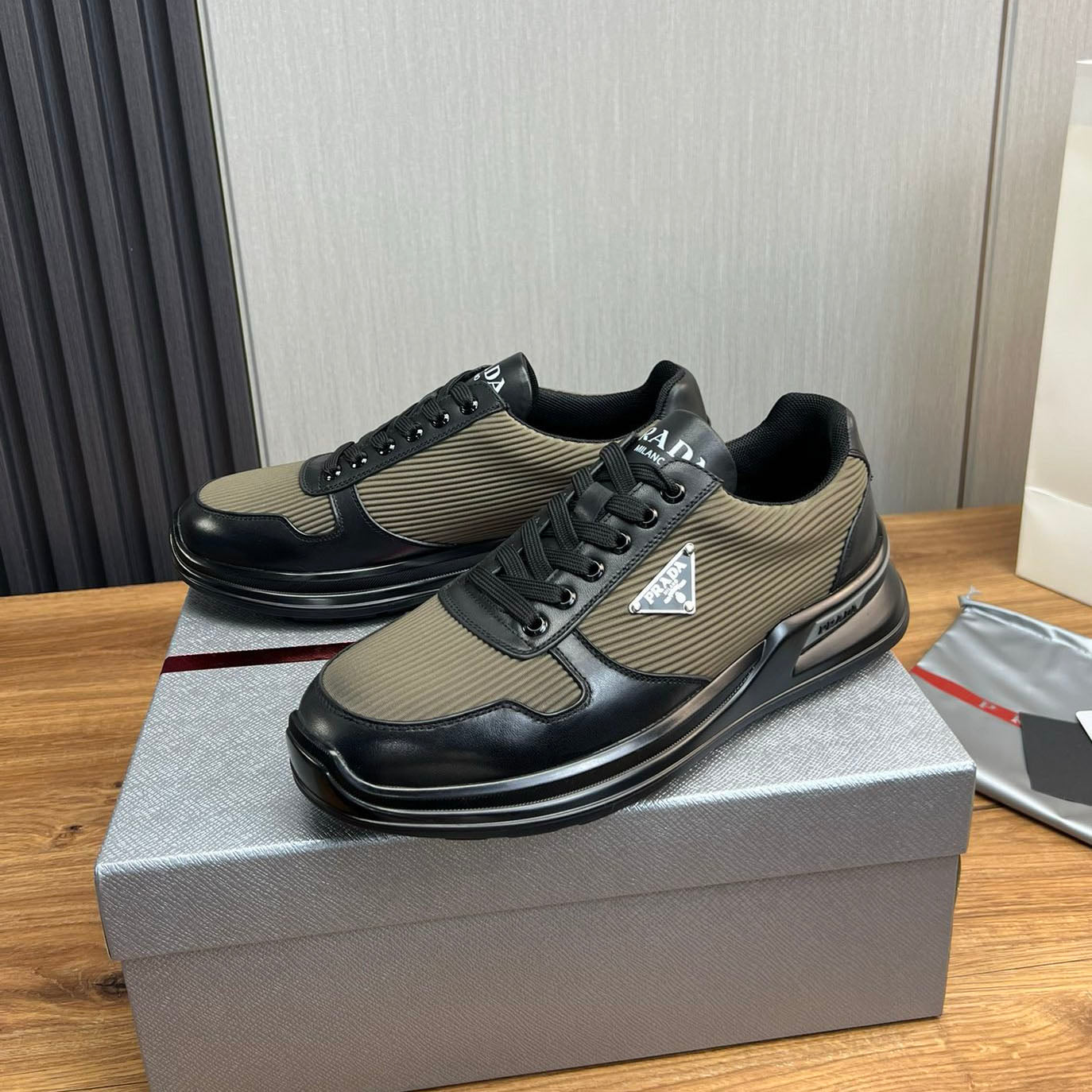 PR triangle logo sneakers 1824081206