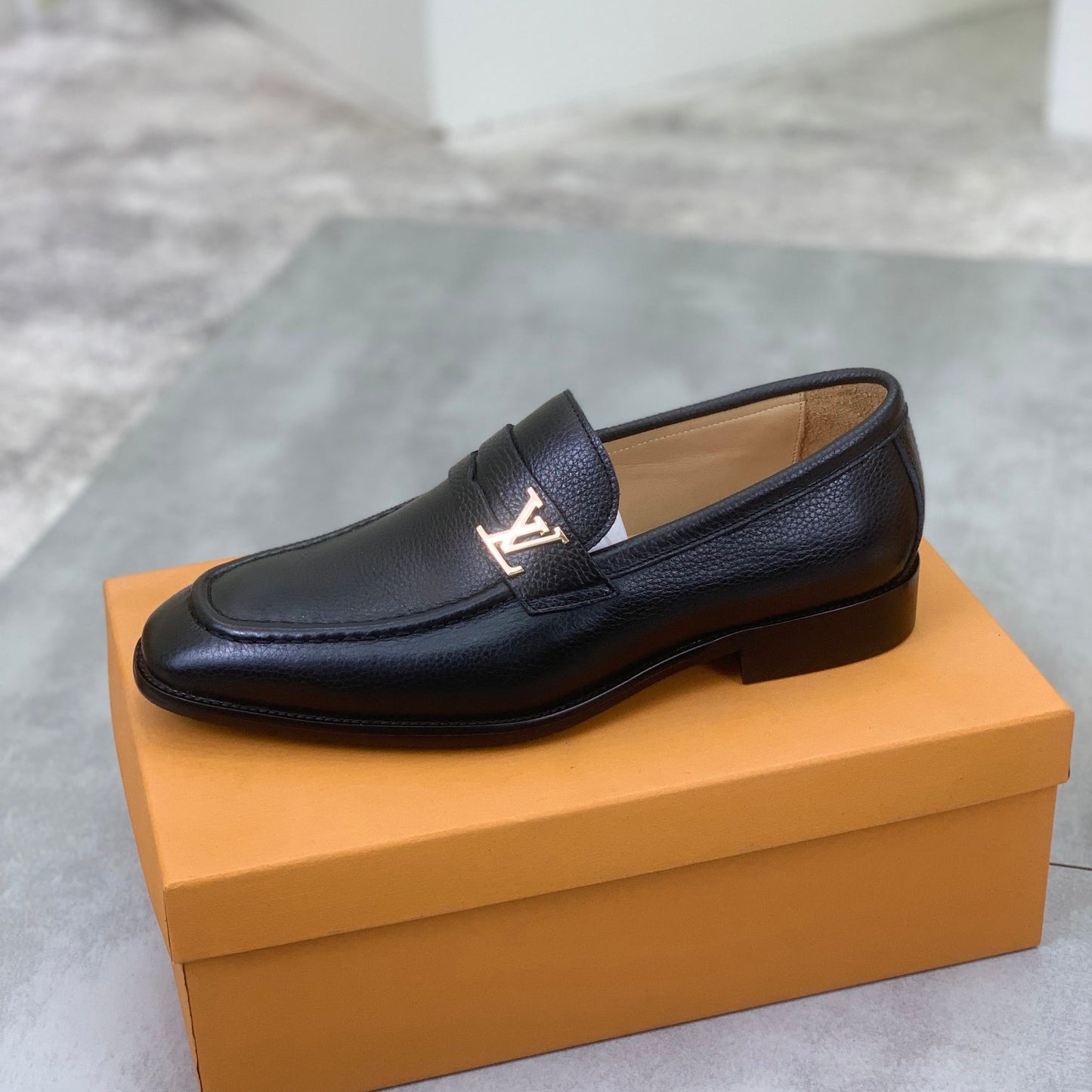 Calfskin leather shoes 1824070301