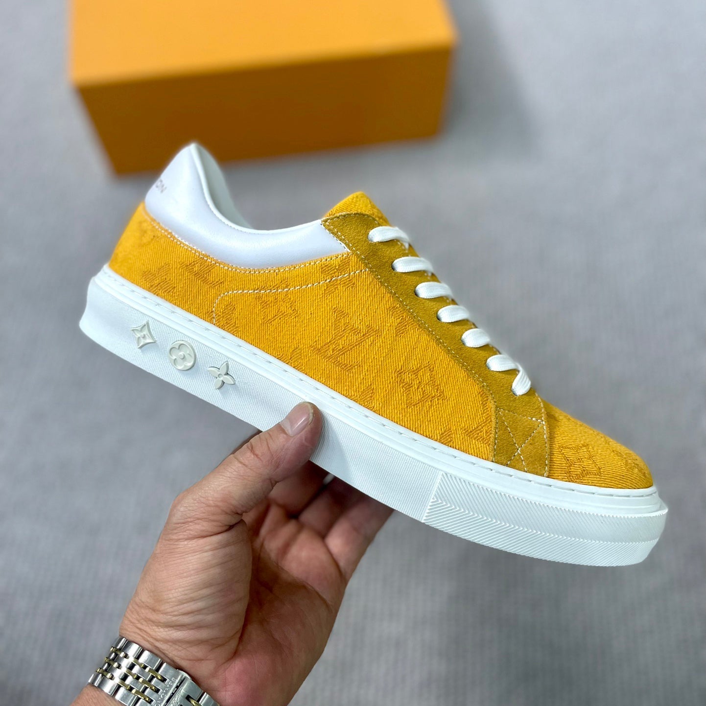 L fashionable casual sneakers 1824070203