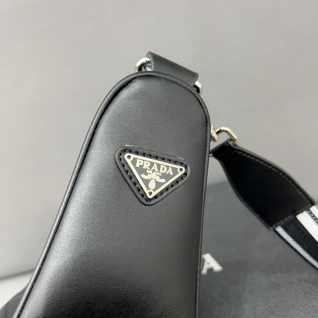 Shoulder triangle bag 1824041112