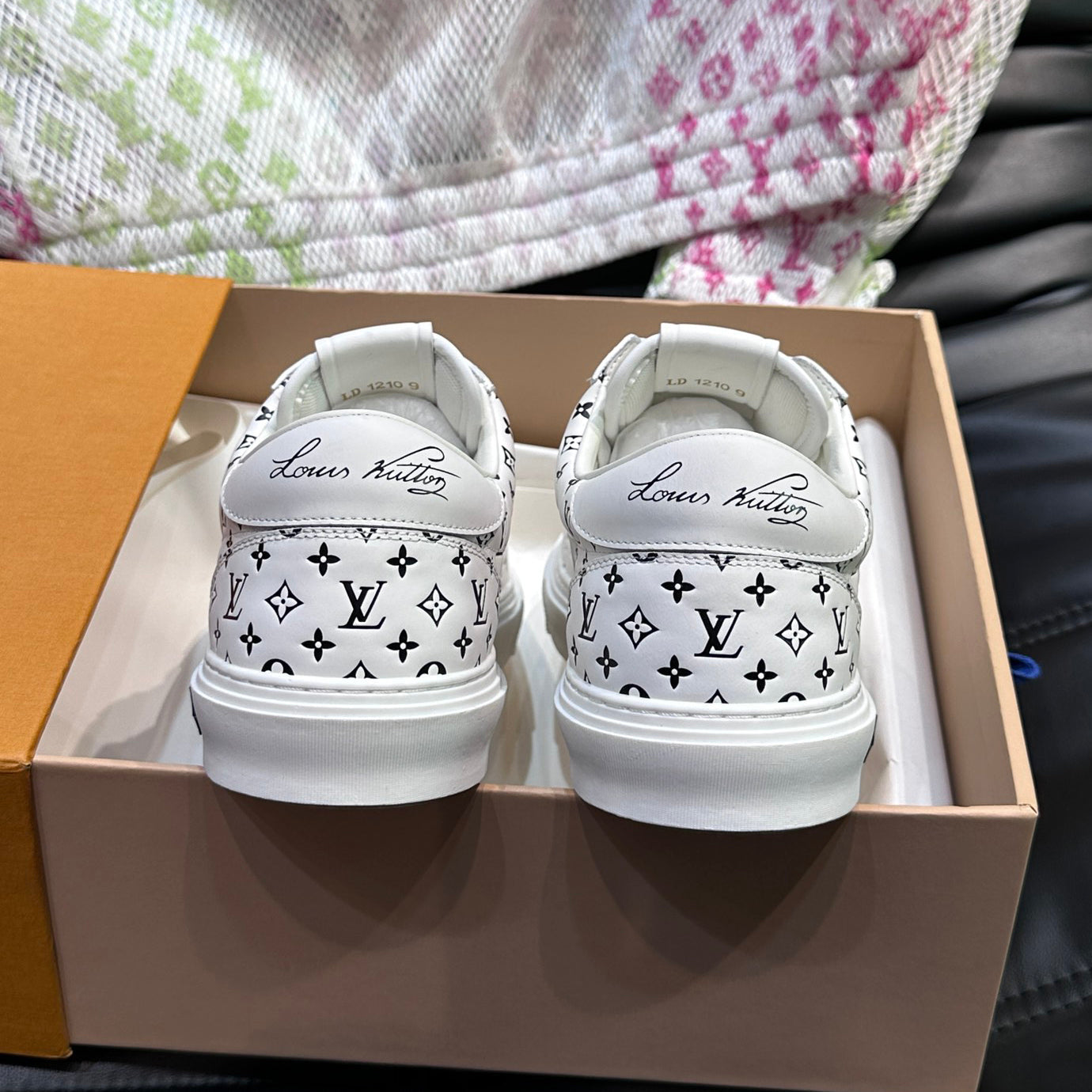 L Embossed Casual Sneakers 1824070205