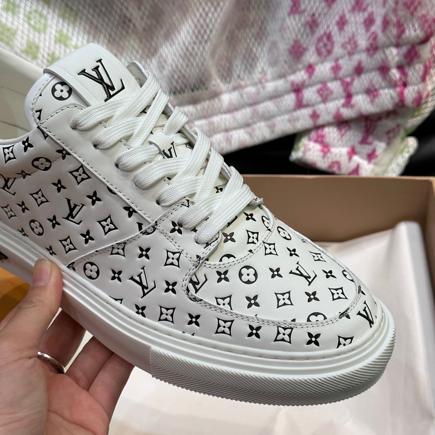 L Embossed Casual Sneakers 1824070205