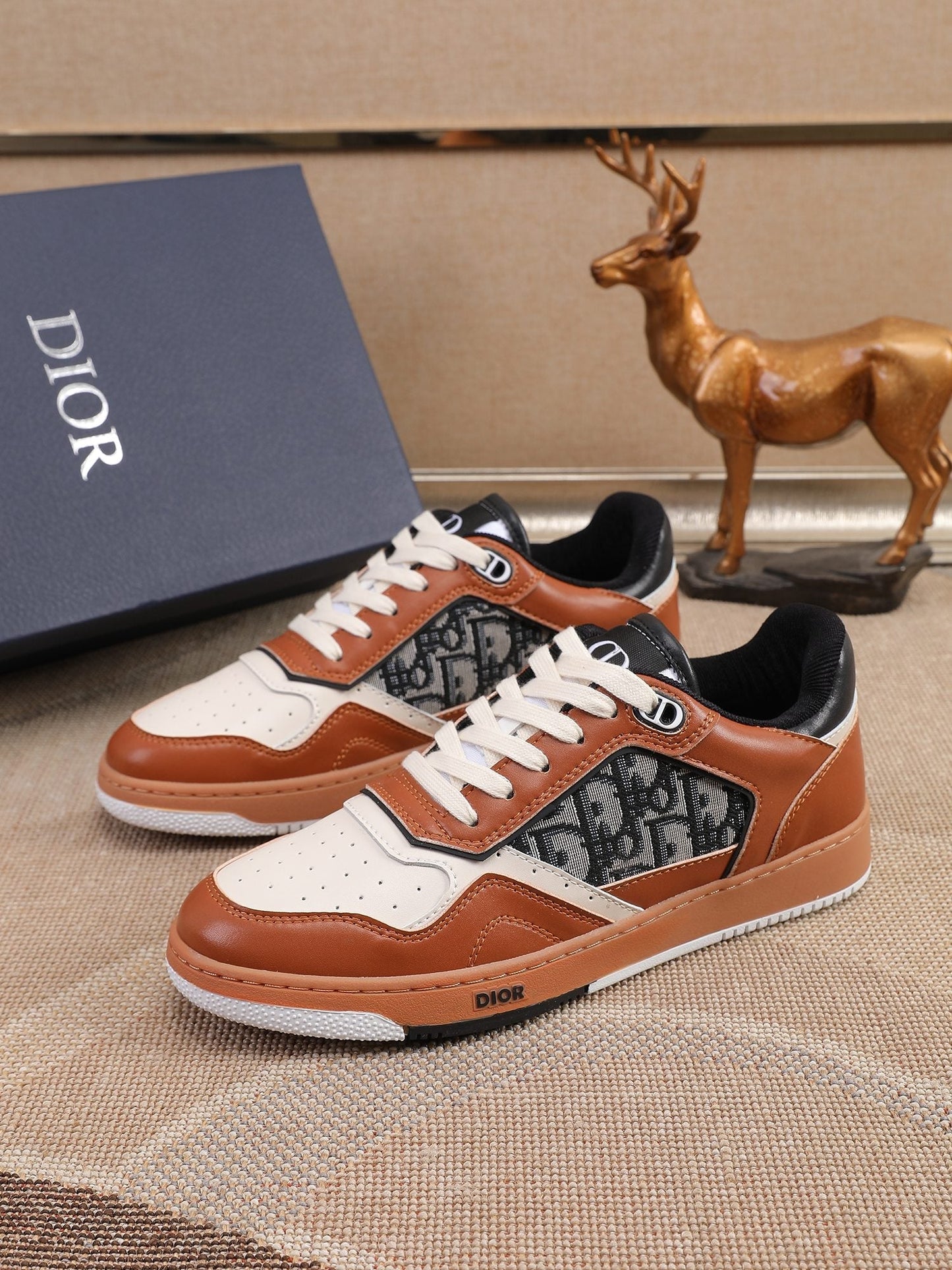 CD B27 Low Top Oblique Sneaker 1825052703