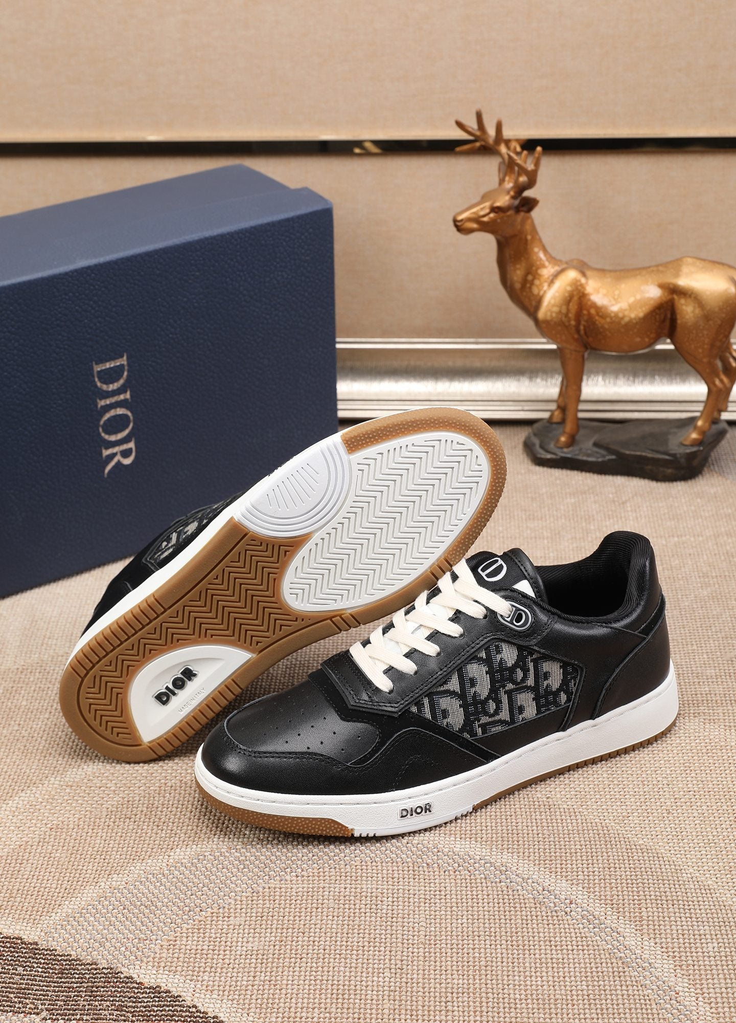 CD B27 Low Top Oblique Sneaker 1825052703