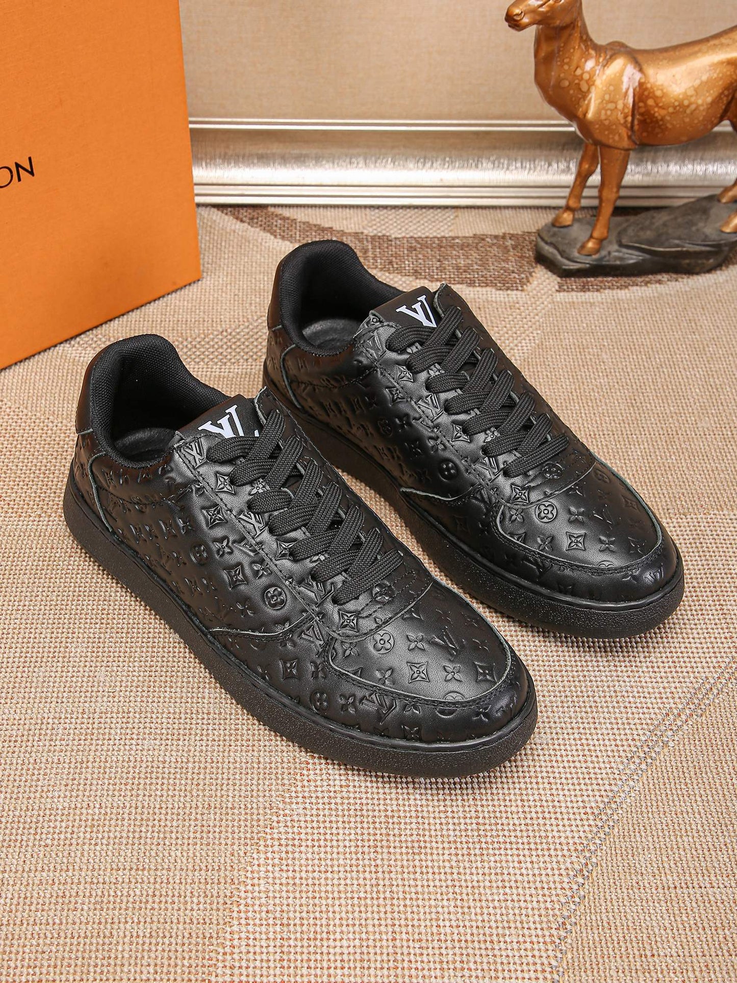 LV Embossed sneaker 1825052104