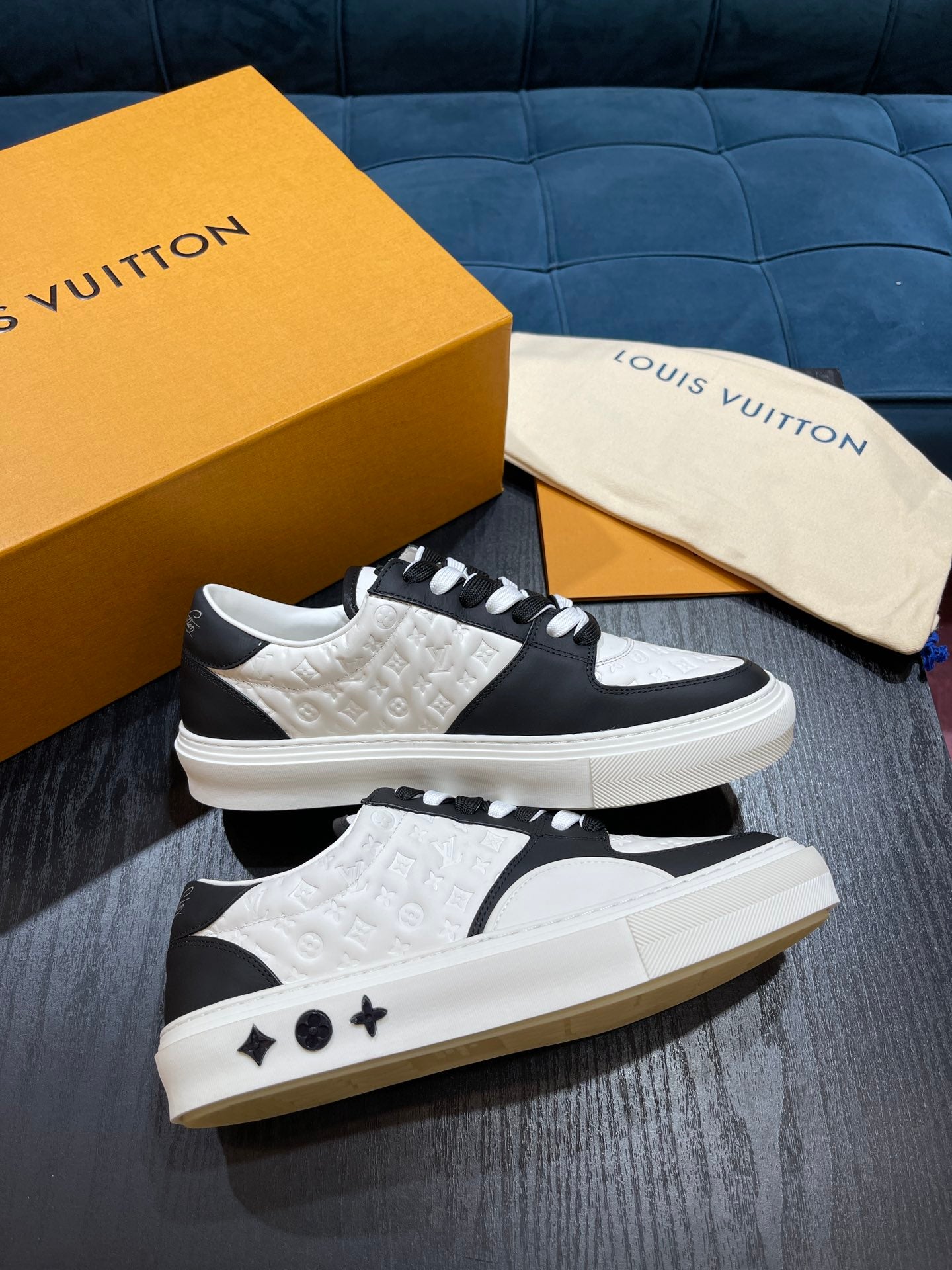 LV Embossed sneaker 1825052110