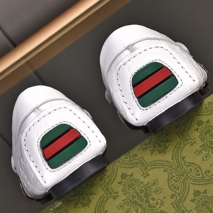 Men's embossed loafers, exquisite workmanship, vintage style hardware buckle