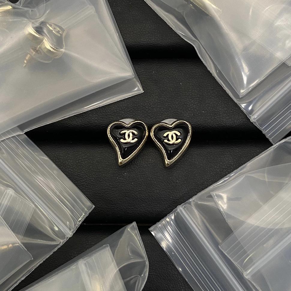 New Enamel Earrings With Heart-shaped Earrings 1024010312