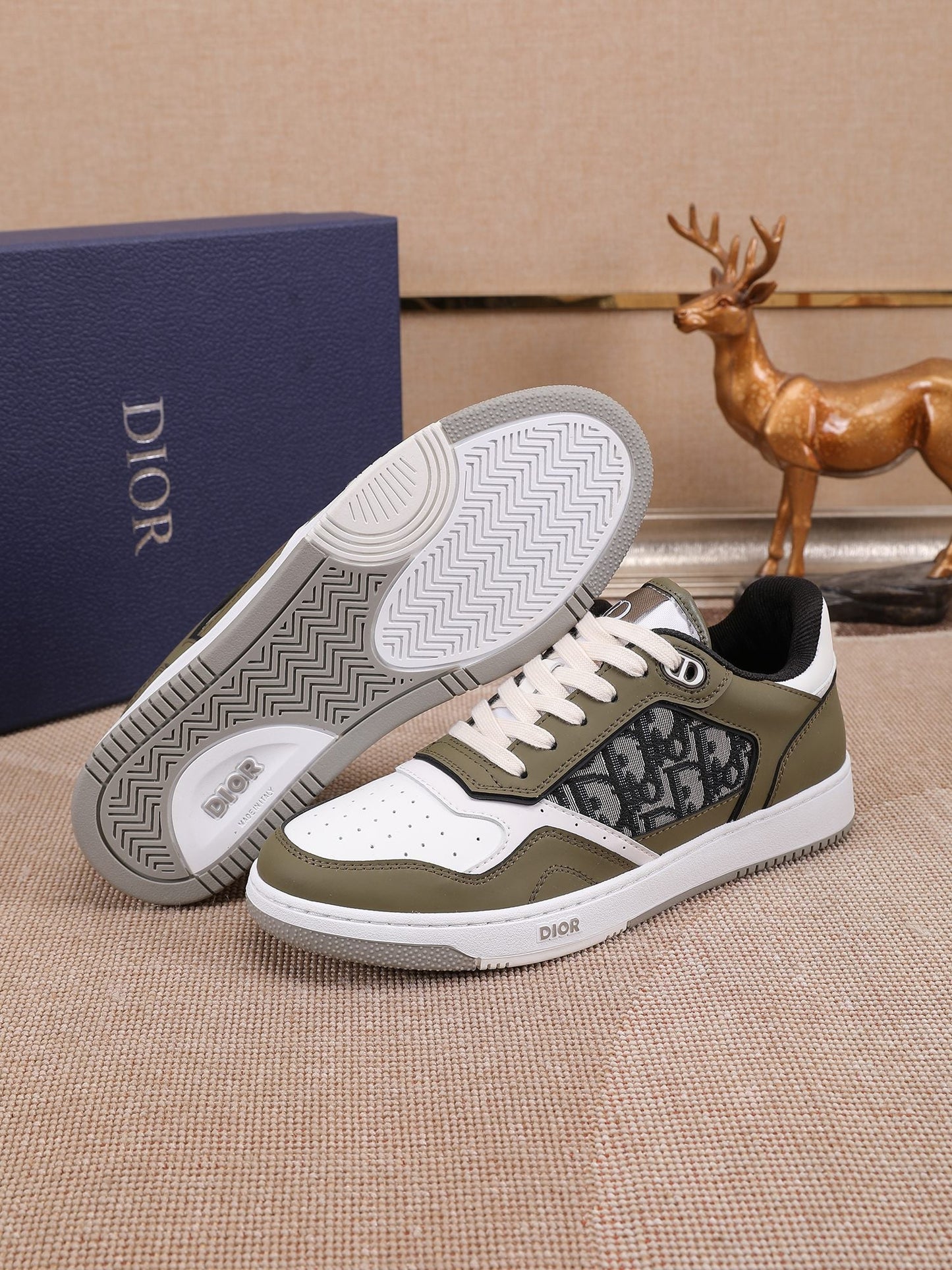 CD B27 Low Top Oblique Sneaker 1825052703