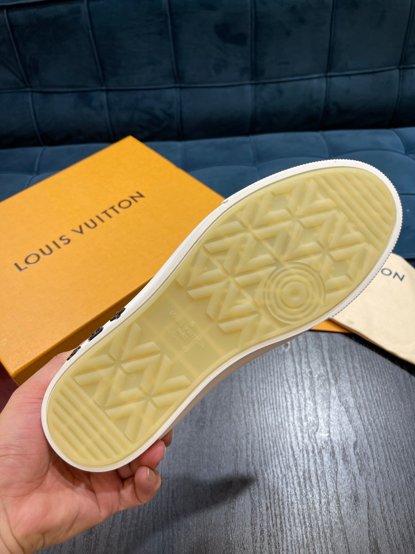 LV Embossed sneaker 1825052110
