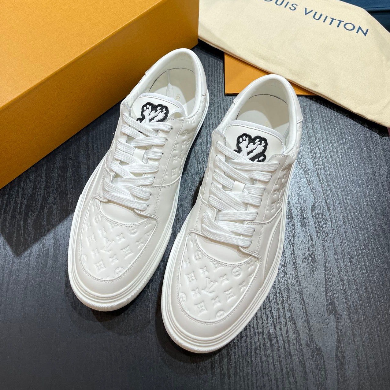 LV Embossed sneaker 1825052110