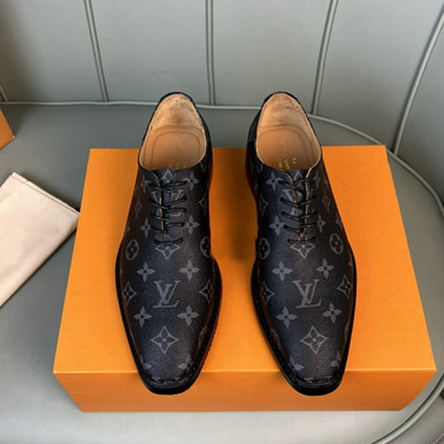 Men's classic Luxury V Logo dress shoes