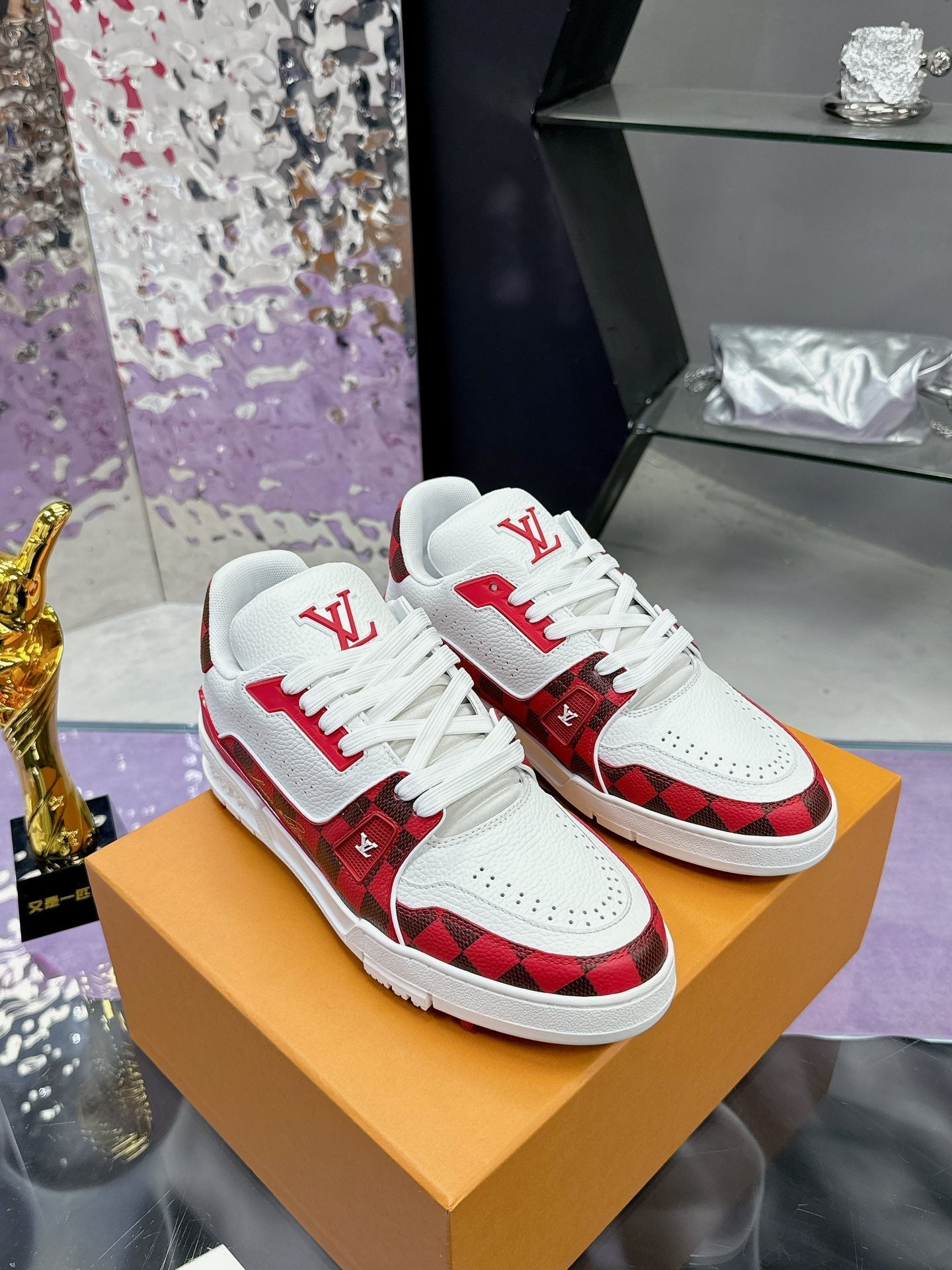LV Trainer Sneaker 1824120916