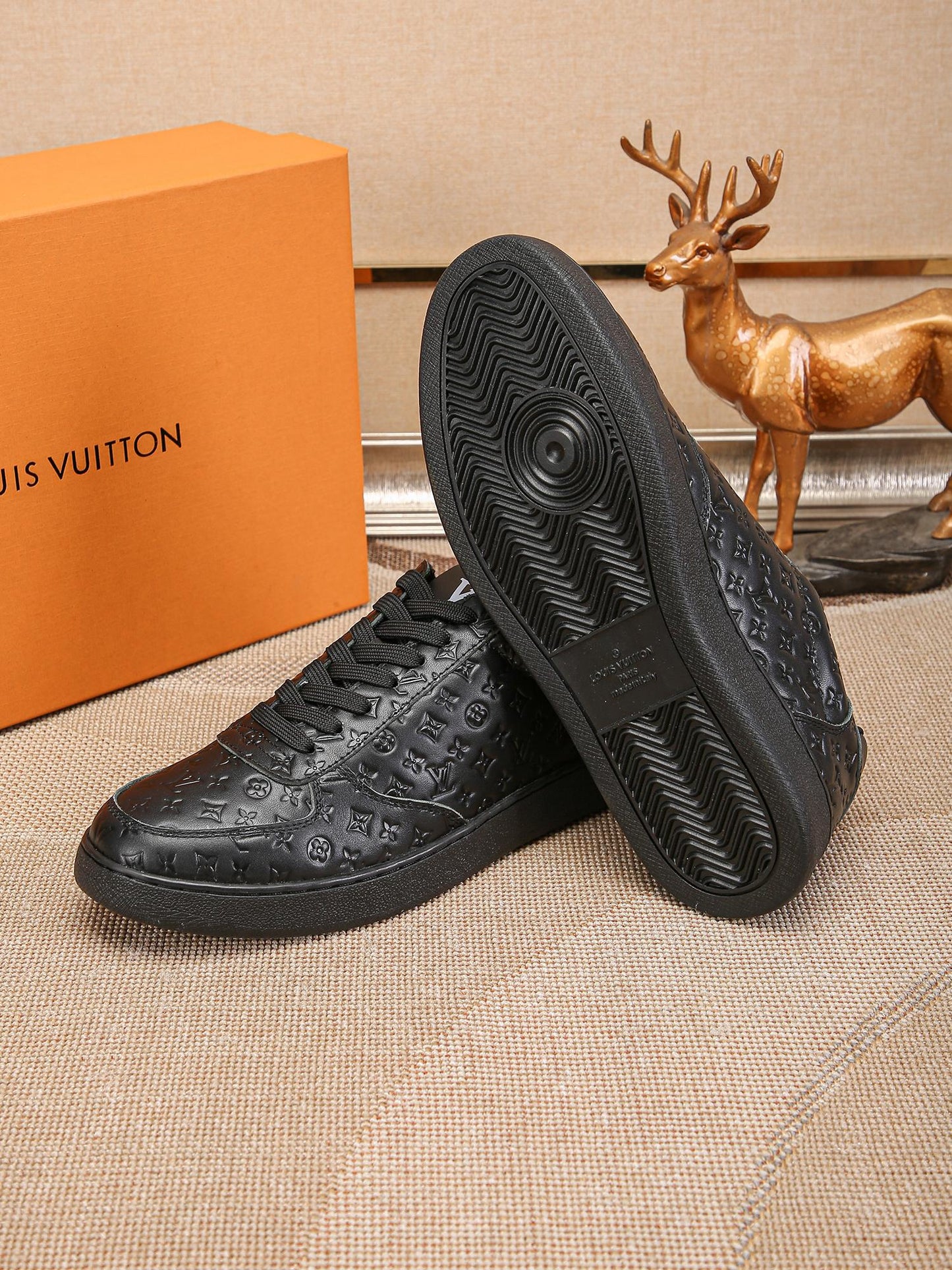 LV Embossed sneaker 1825052104
