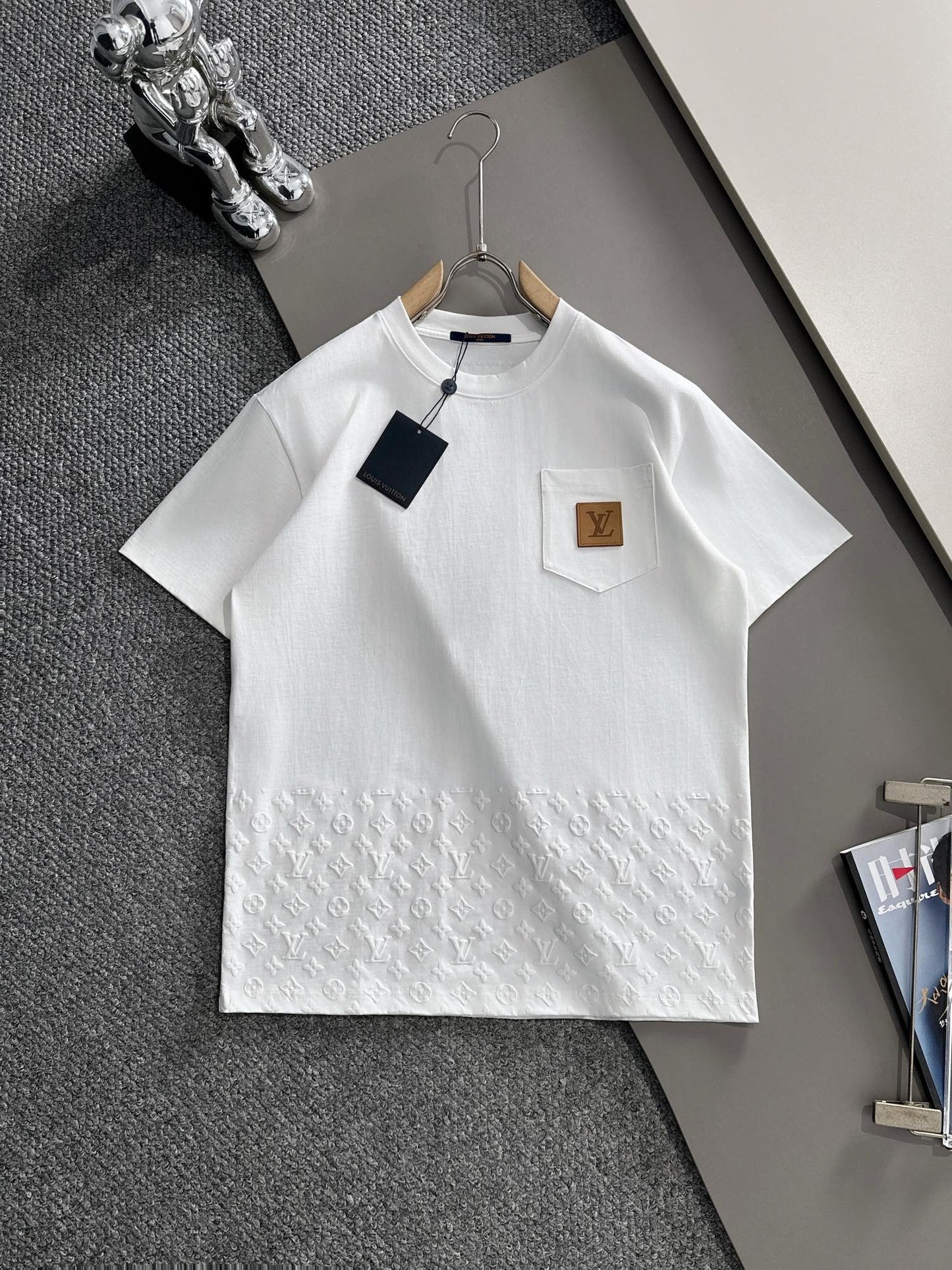 LV T-shirt with lettering on the hem 1825042503