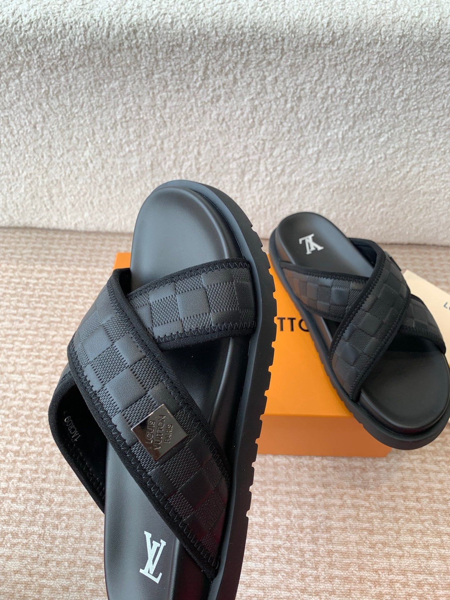 LV Beach slippers 1825052202