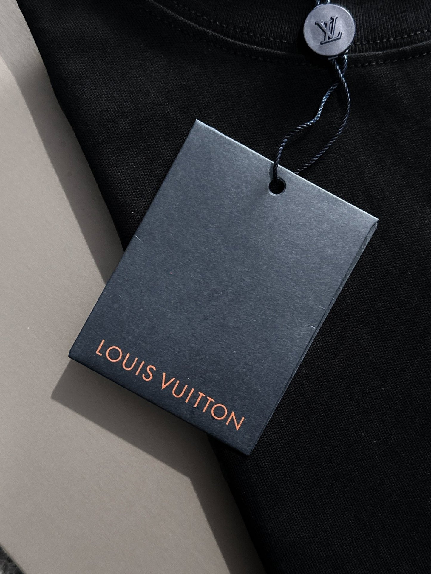 LV T-shirt with lettering on the hem 1825042503