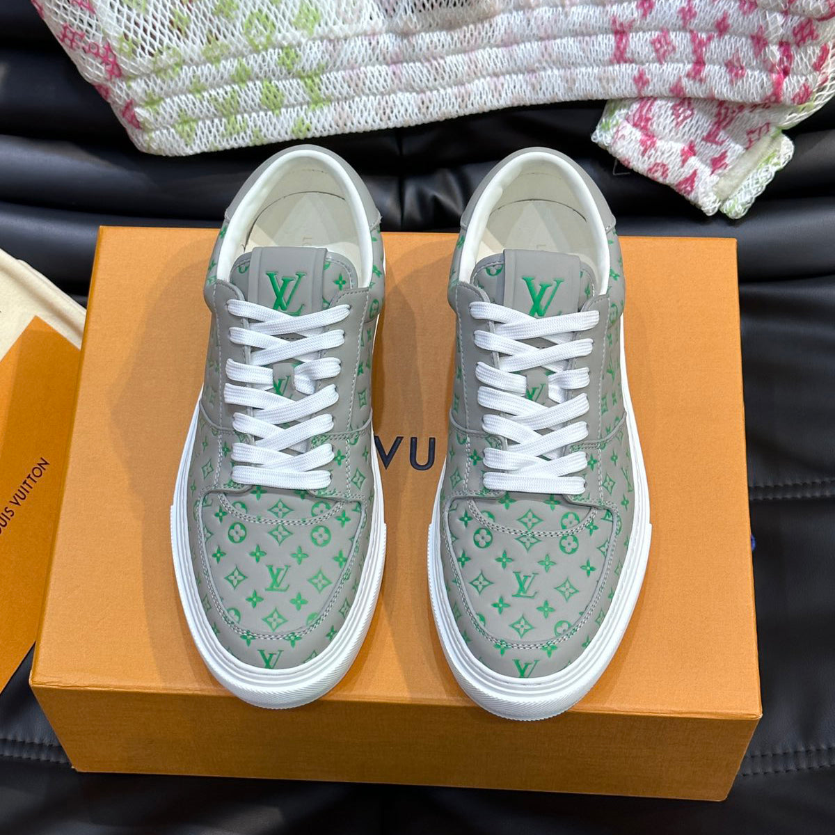 L Embossed Casual Sneakers 1824070205