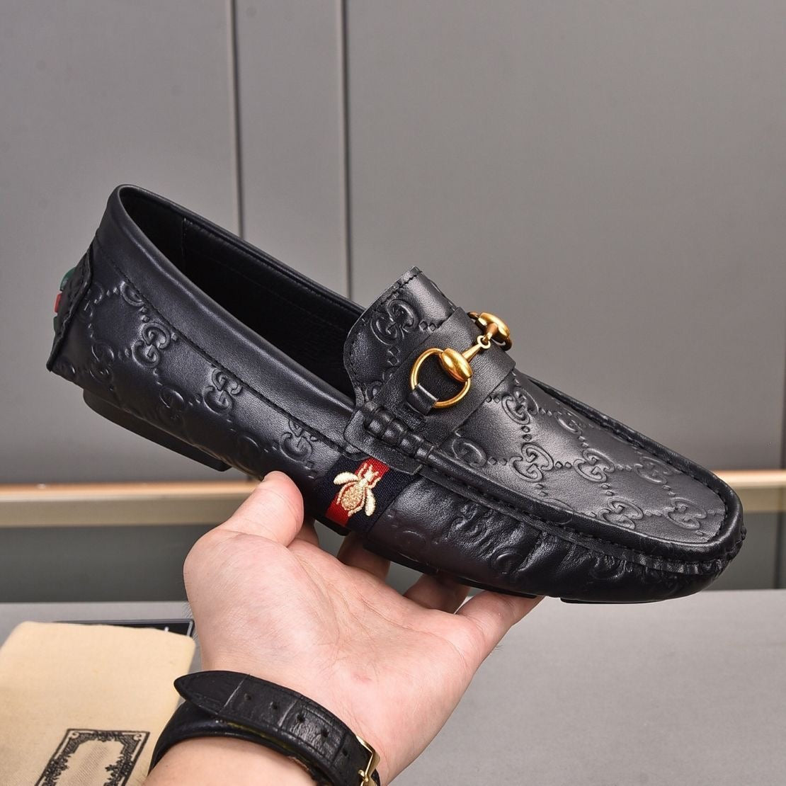Men's embossed loafers, exquisite workmanship, vintage style hardware buckle