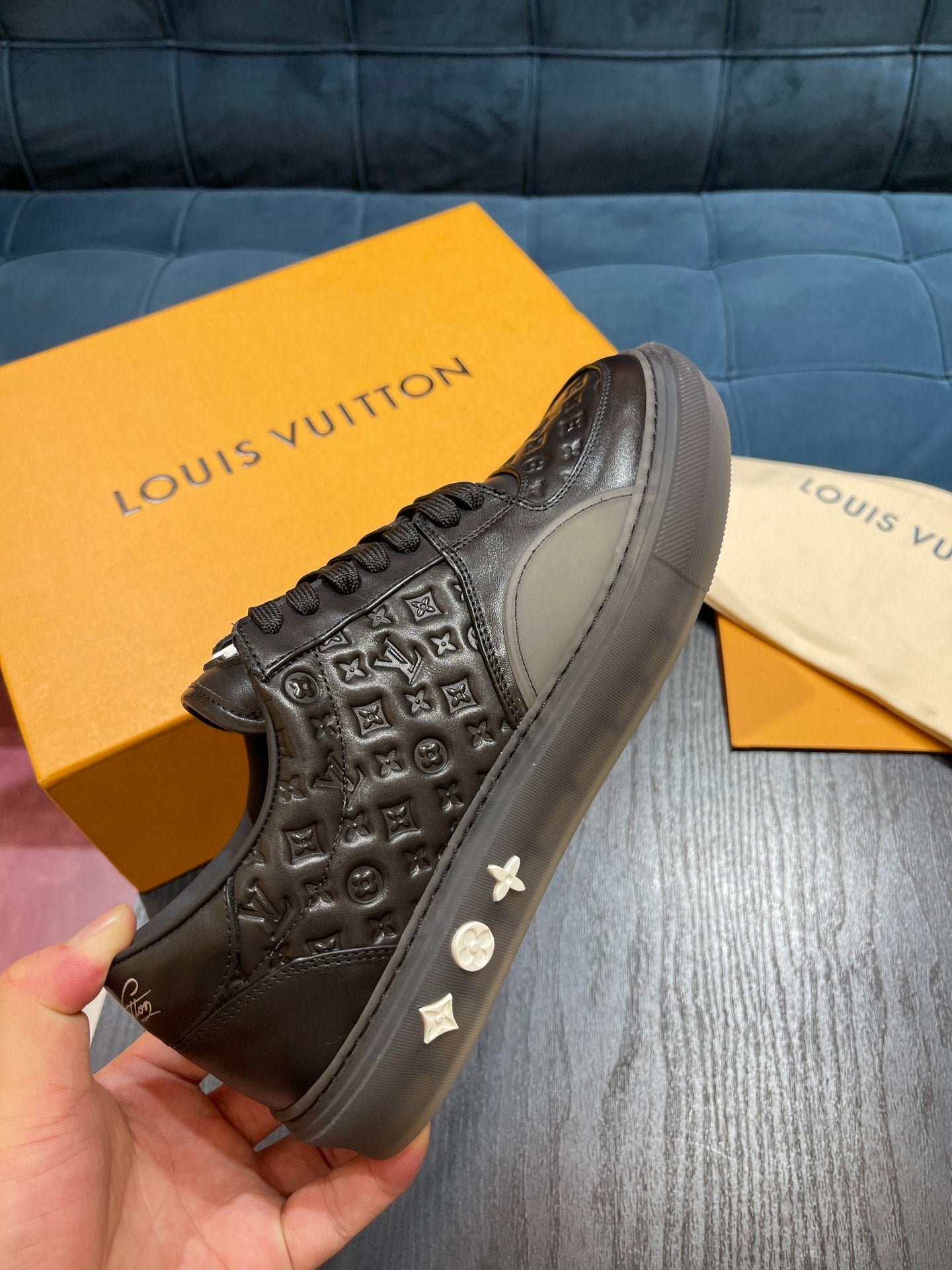 LV Embossed sneaker 1825052110