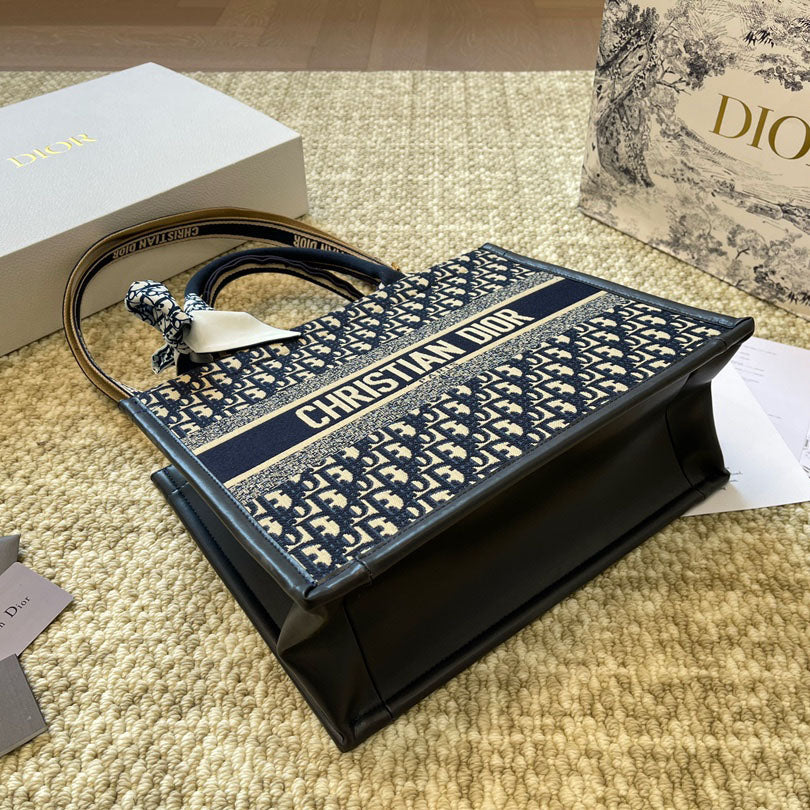 D book tote bag 1824082609