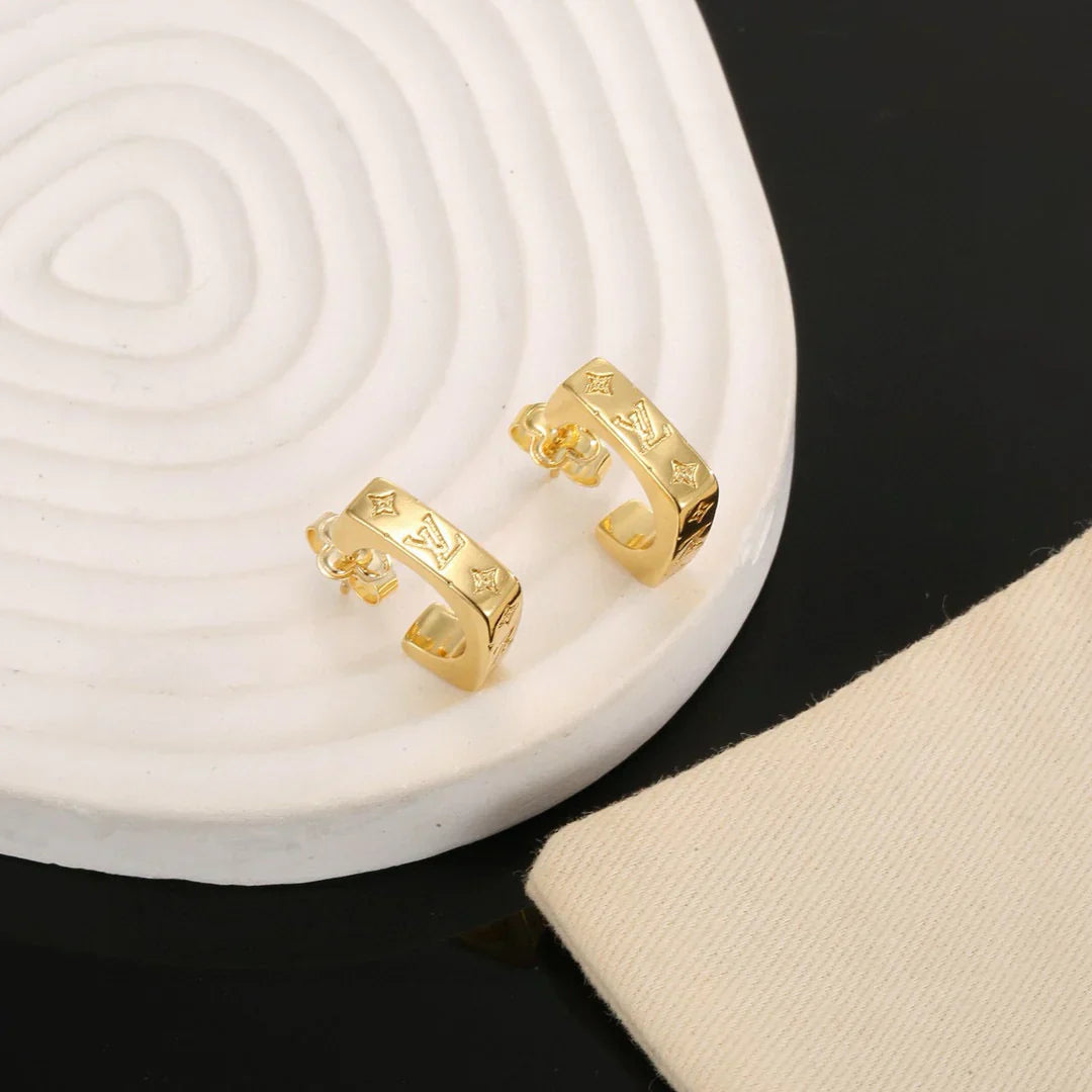 Classic and versatile celebrity stud earrings 1025030501