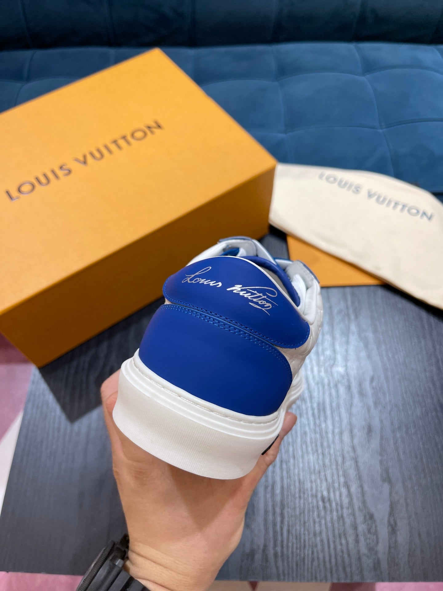 LV Embossed sneaker 1825052110