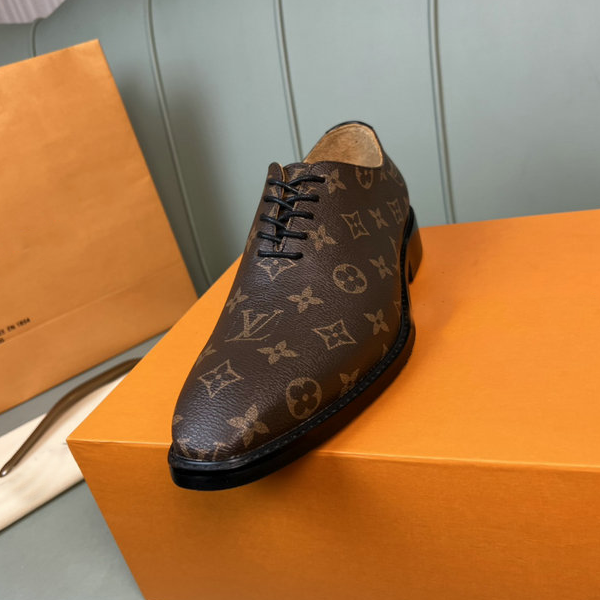 Men's classic Luxury V Logo dress shoes