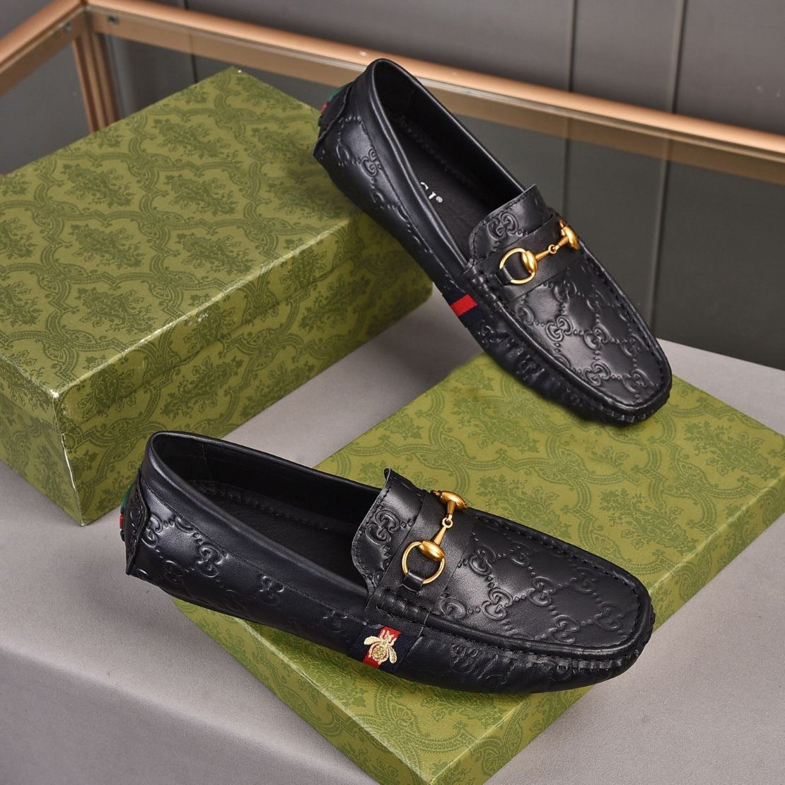 Men's embossed loafers, exquisite workmanship, vintage style hardware buckle