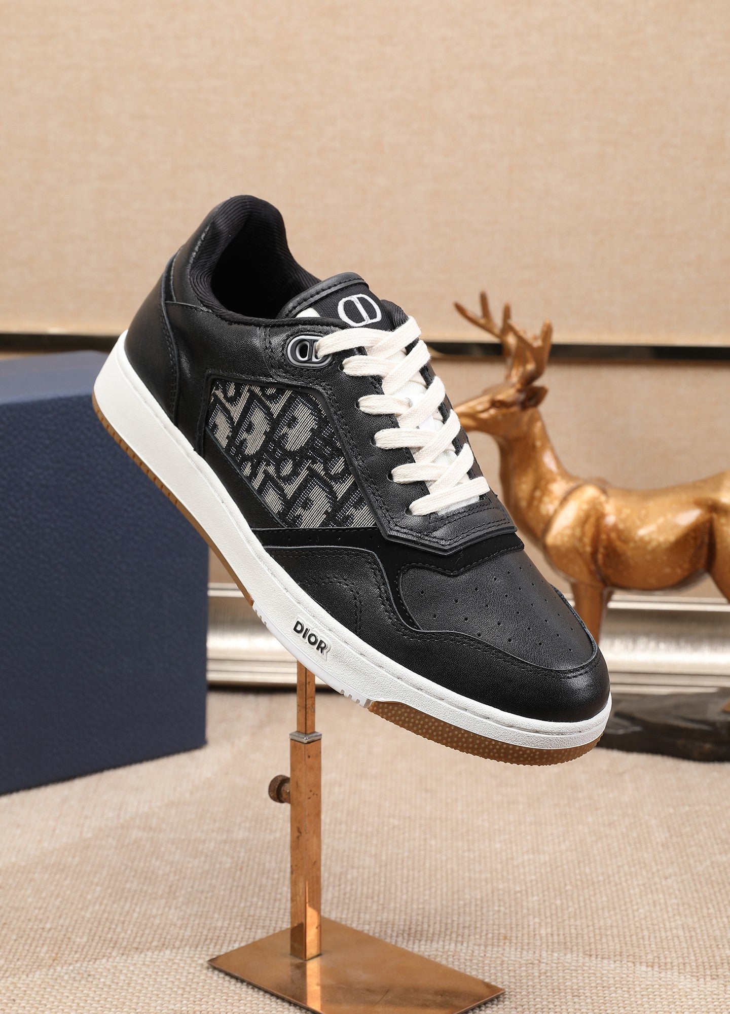 CD B27 Low Top Oblique Sneaker 1825052703