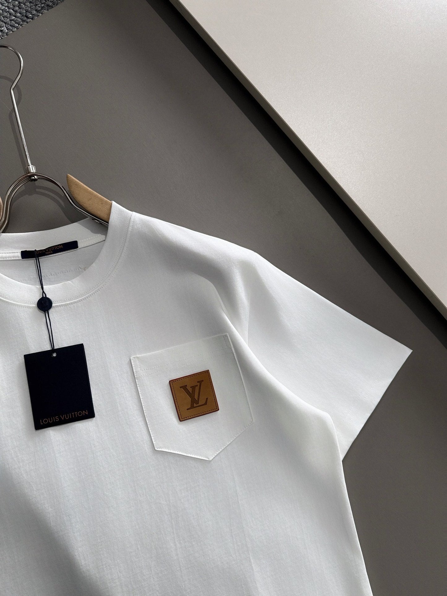 LV T-shirt with lettering on the hem 1825042503