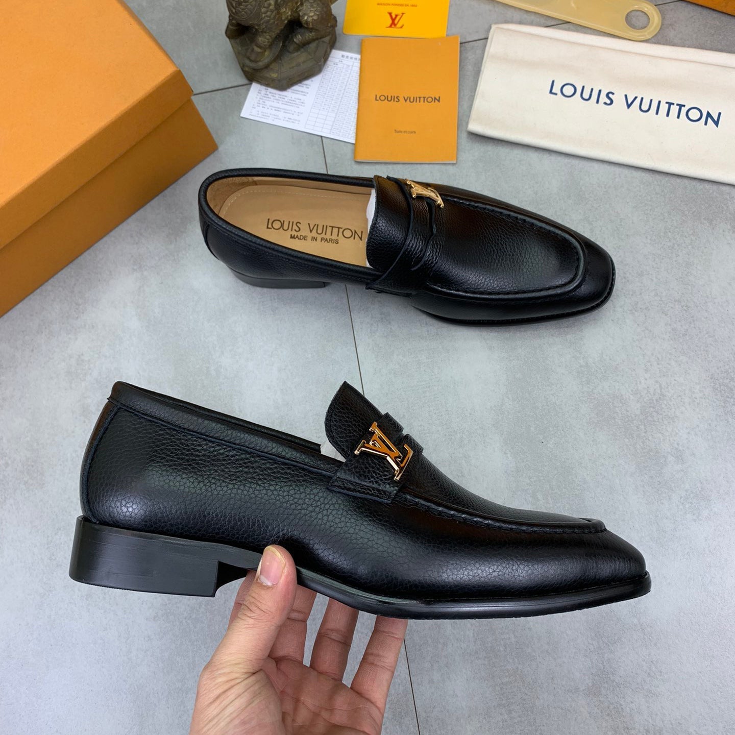 Calfskin leather shoes 1824070301