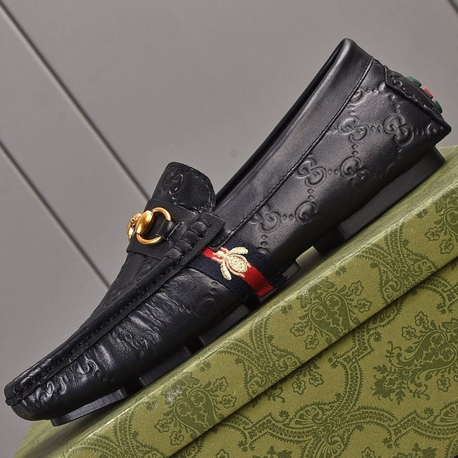 Men's embossed loafers, exquisite workmanship, vintage style hardware buckle