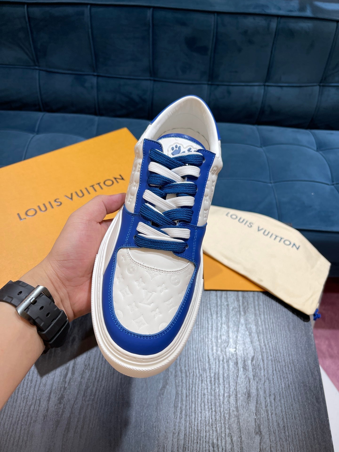 LV Embossed sneaker 1825052110