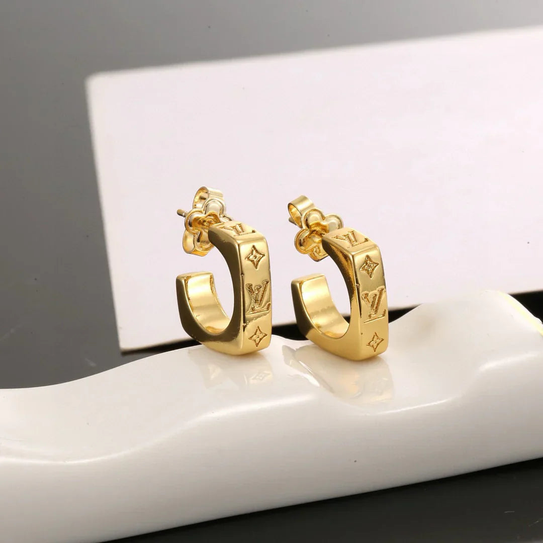 Classic and versatile celebrity stud earrings 1025030501