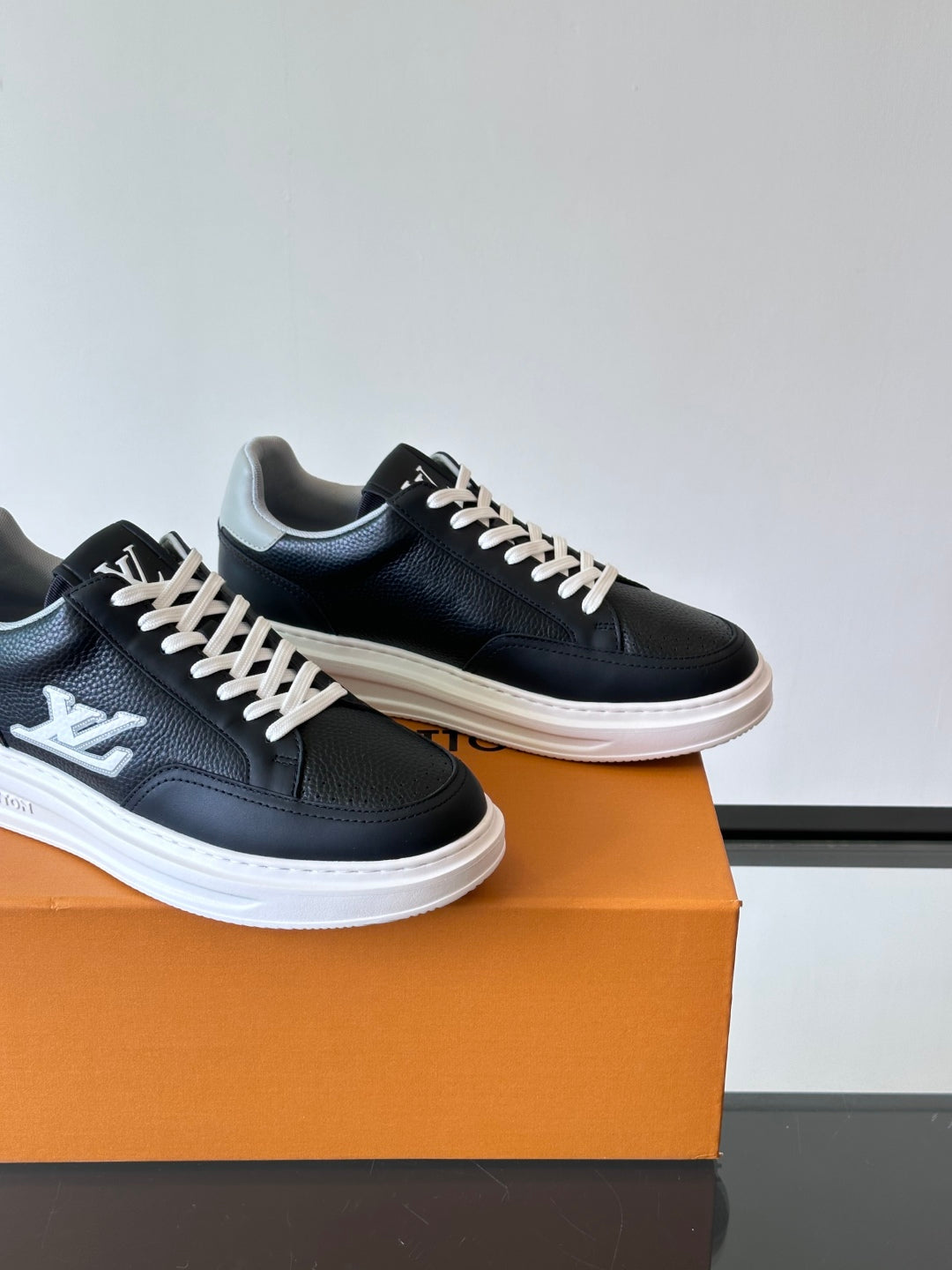 LV  Beverly Hills Sneaker 1825052108