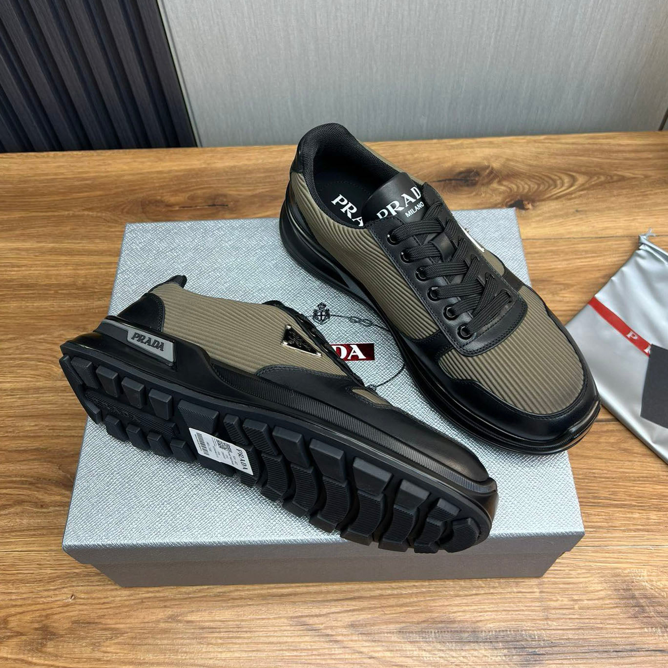 PR triangle logo sneakers 1824081206