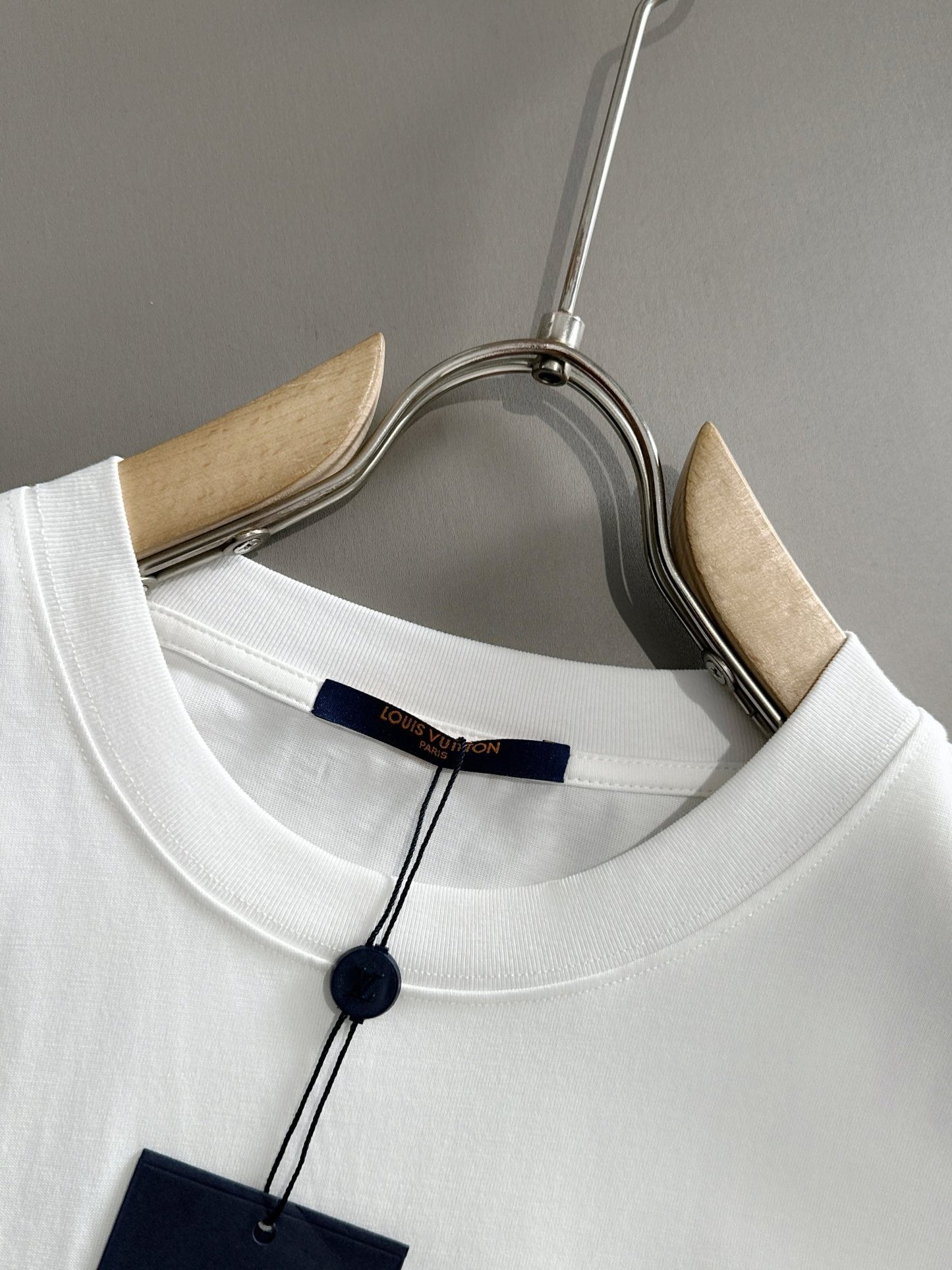 LV T-shirt with lettering on the hem 1825042503