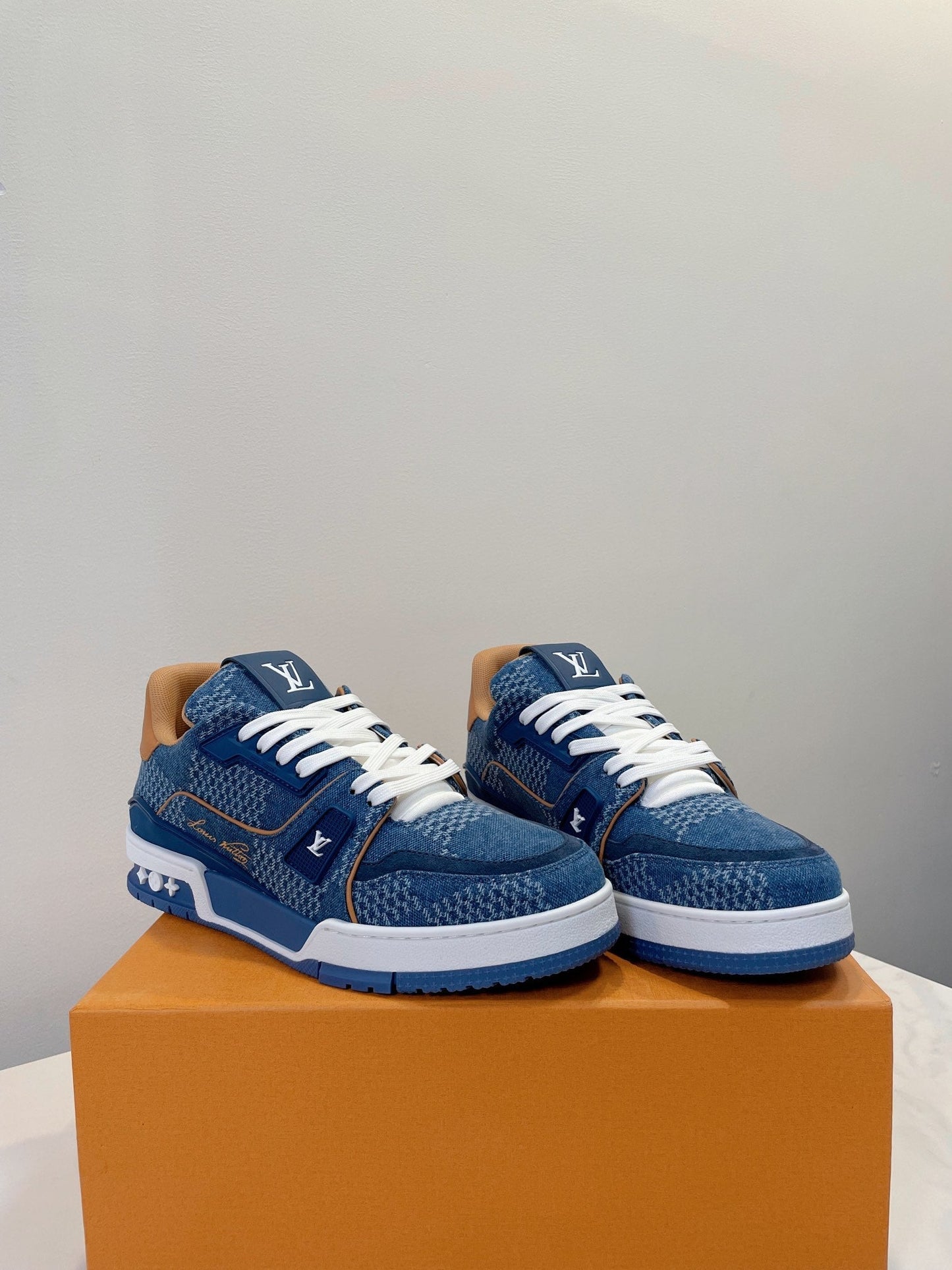 LV Trainer Sneaker 1824120912