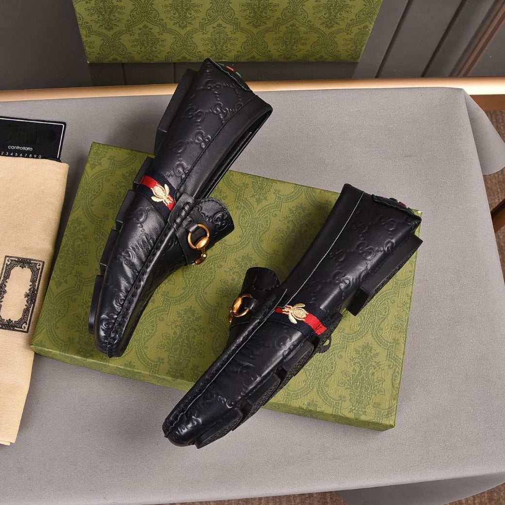 Men's embossed loafers, exquisite workmanship, vintage style hardware buckle